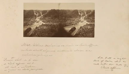 Última cachoeira da série de Paulo Affonso no lado direito alguma distância abaixo das cachoeiras principaes