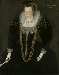 Retrato de Lucy, Lady Reynell, da Ford, com três quartos de comprimento, em um vestido escuro com uma gola de renda branca e colares de ouro e pérola, segurando um leque na mão direita com a inscrição de identificação