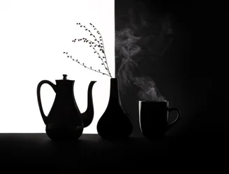 Natureza-morta de café a preto e branco