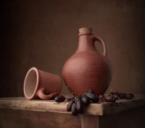 Jarro de barro e uvas
