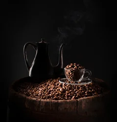 Cafeteira escura e grãos de café