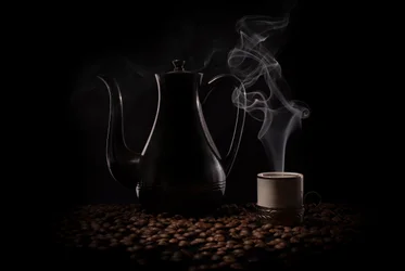 Natureza morta com café escuro