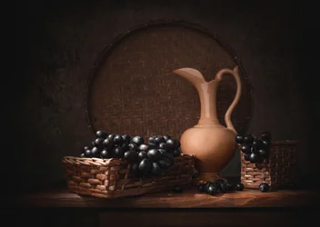 Natureza morta com uvas escuras