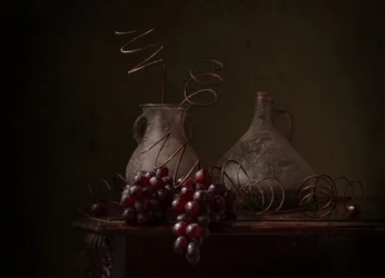Natureza morta com uvas escuras