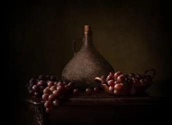 Natureza morta com uvas escuras