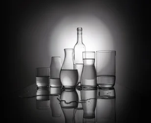 Reflexos em copos elegantes