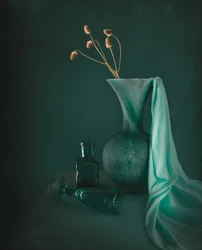 Natureza morta elegante em azul-petróleo