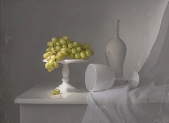 Natureza morta elegante com uvas brancas