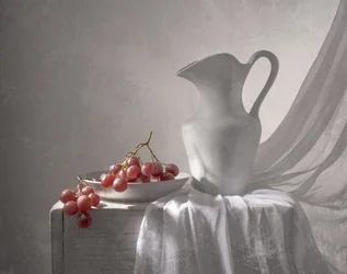 Uvas e jarro branco