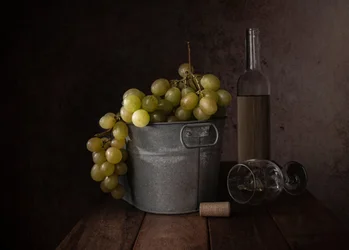 Natureza morta rústica com vinho