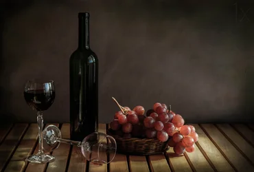 Vinho e uvas rústicos