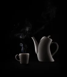 Bule e chávena a soltar vapor