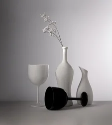 Vasos brancos, vidro preto