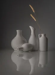 Natureza morta com vasos brancos