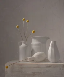 Vasos brancos, flores amarelas