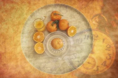 Relógio vintage com laranjas frescas