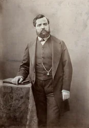 Retrato de três quartos de comprimento do pintor Thomas Couture, com bigode e barba grossa (foto a p/b)