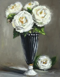 Vaso com elegantes rosas brancas