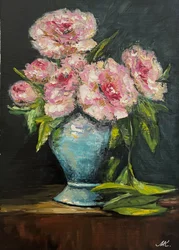 Peónias cor-de-rosa num vaso azul