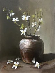 Vaso rústico com flores brancas