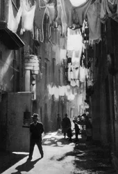 Rua estreita em Nápoles, Itália, 1937