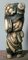 Netsuke japonês de uma bailarina e criança chinesa, do século XVIII.  
