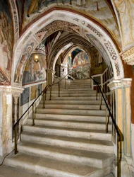 Vista da Santa Escadaria construída por ordem do Abade João V (Giovanni V) (1060-1121) e decorada com frescos pelo mestre do Sacro Speco e sua comitiva. Século XIV. Mosteiro de São Benedetto (Sacro Speco), Subiaco (Roma), Itália