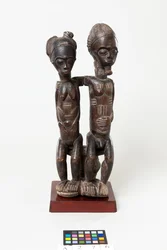 Casal sentado, c.1885-99 (madeira)