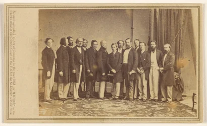 Retrato de grupo de catorze homens de pé