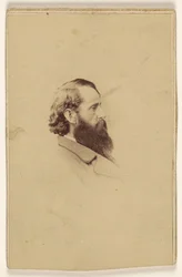[Homem de barba comprida não identificado de perfil].
