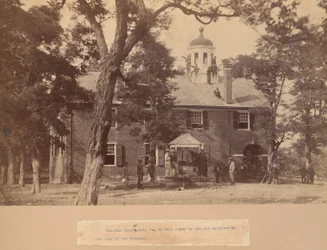 Fairfax Court House, Virgínia, com soldados da União na frente e no telhado