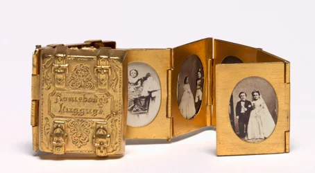 Álbum de casamento em miniatura de malas de alguém de Tom Thumb e Lavinia Warren, c. 1863