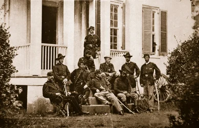 Os 164º Voluntários de Nova York na sede do General McMahon, 1861-65 (foto sépia)
