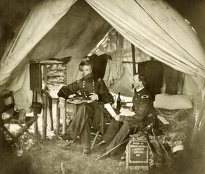 General Jefferson C. Davis & oficial Sentado numa Tenda, pub.1861 (foto)