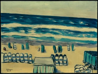 Mar azul com cadeiras de praia