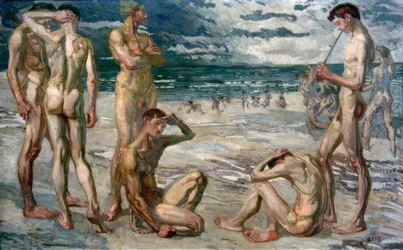 Homens jovens à beira-mar