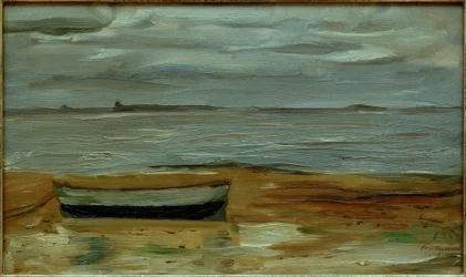 Praia com barcaça cinzenta e mar cinzento