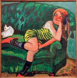 Menina no sofá verde...