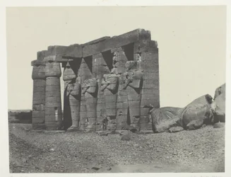Gournah, peristilo do túmulo de Osymandias (Ramesseum Occidental); Tebas, placa 59 do álbum "Egypte, Nubie, Palestine et Syrie" (1852)