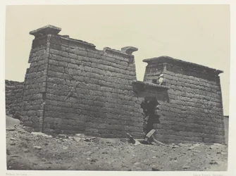 Hémi-Spéos De Séboua, Pylons; Núbia, chapa 98 do álbum "Egypte, Nubie, Palestine et Syrie" (1852)