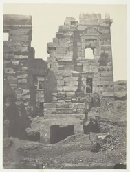 Medinet-Habou, fachada norte do gineceu de Ramsés-Méiamoun, Tebas, 184951.