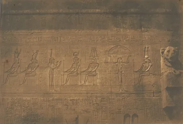 Esculturas na fachada posterior do grande Templo de Denderah Tentyris, 1849-50.