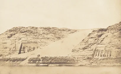 Vista geral do Speos de Phré e Athor, em Abousemblil, tirada da ilha, 29 de março de 1850.