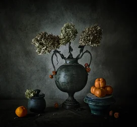 Natureza-morta floral escura