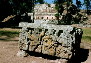 Altar Q com a coroação do rei do Sol Nascente, 776 d.C.