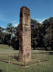 Detalhe da estela E na grande praça