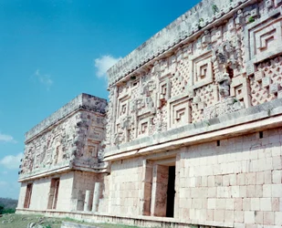 Civilização pré-colombiana: vista do local da antiga capital maia Uxmal, estilo Puuc. Norte Yucatan 600-900 d.C.: pirâmide do adivinho. México