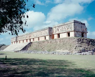Civilização pré-colombiana: vista do local da antiga capital maia Uxmal, estilo Puuc. Norte Yucatan 600-900 d.C.: pirâmide do adivinho. México