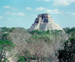 Civilização pré-colombiana: vista do templo superior no local da antiga capital maia Uxmal, estilo Puuc. Yucatan do Norte 600-900 d.C. México