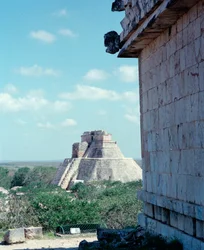 Civilização pré-colombiana: vista do templo superior no local da antiga capital maia Uxmal, estilo Puuc. Yucatan do Norte 600-900 d.C. México